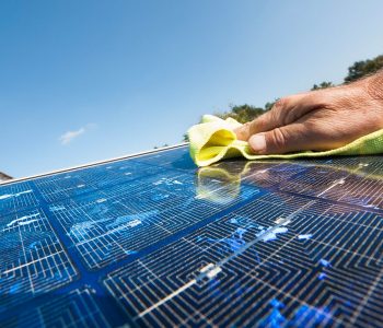 Limpiar paneles solares para mejorar el autoconsumo eléctrico