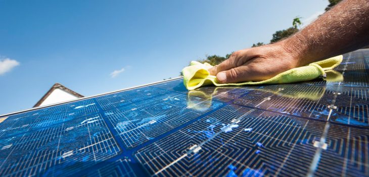 Limpiar paneles solares para mejorar el autoconsumo eléctrico